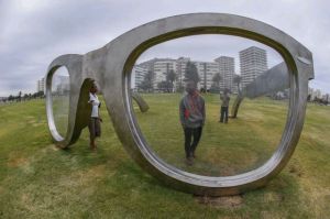 Mandela spectacle sculpture