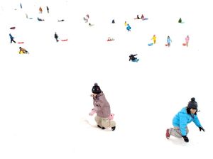 children-snow-japan_85705_990x742