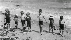 Daily Life on the Beach from the 1920s (34)