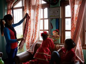 nepal-girl-tradition-makeup_90160_990x742