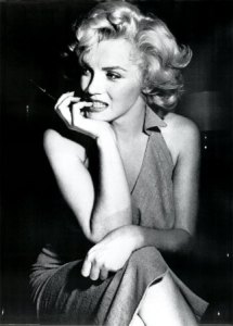 1033045_Marilyn_Monroe_Posters110107034515.gif copy
