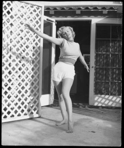 Black & White Portraits of Marilyn Monroe at Home in 1953 (1)