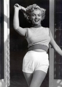 Black & White Portraits of Marilyn Monroe at Home in 1953 (3)