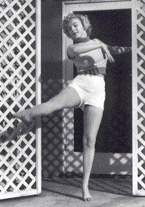 Black & White Portraits of Marilyn Monroe at Home in 1953 (4)