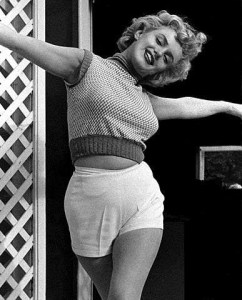 Black & White Portraits of Marilyn Monroe at Home in 1953 (9)