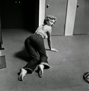 Marilyn Monroe Working Out at the Beverly Carlton Hotel, 1952 (7)