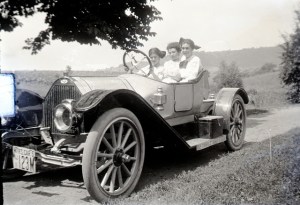 Three girls in a car - DeTamble, ca. 1910s