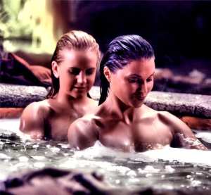 xena-and-gabrielle-share-a-bath-together-xena-warrior-princess
