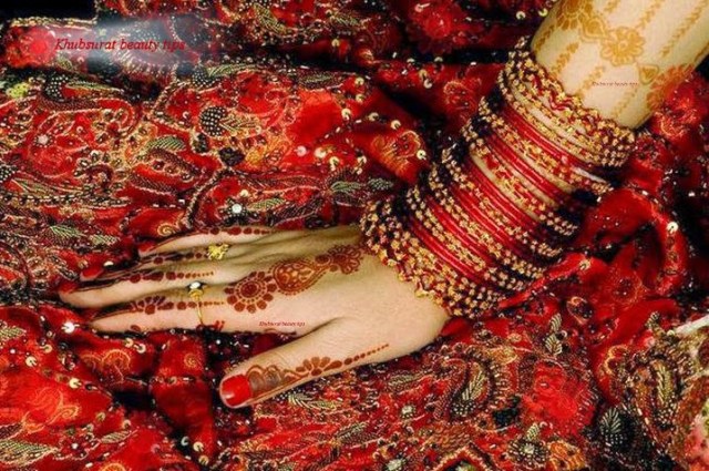 Beautiful glass bangles for brides 2014.jpg