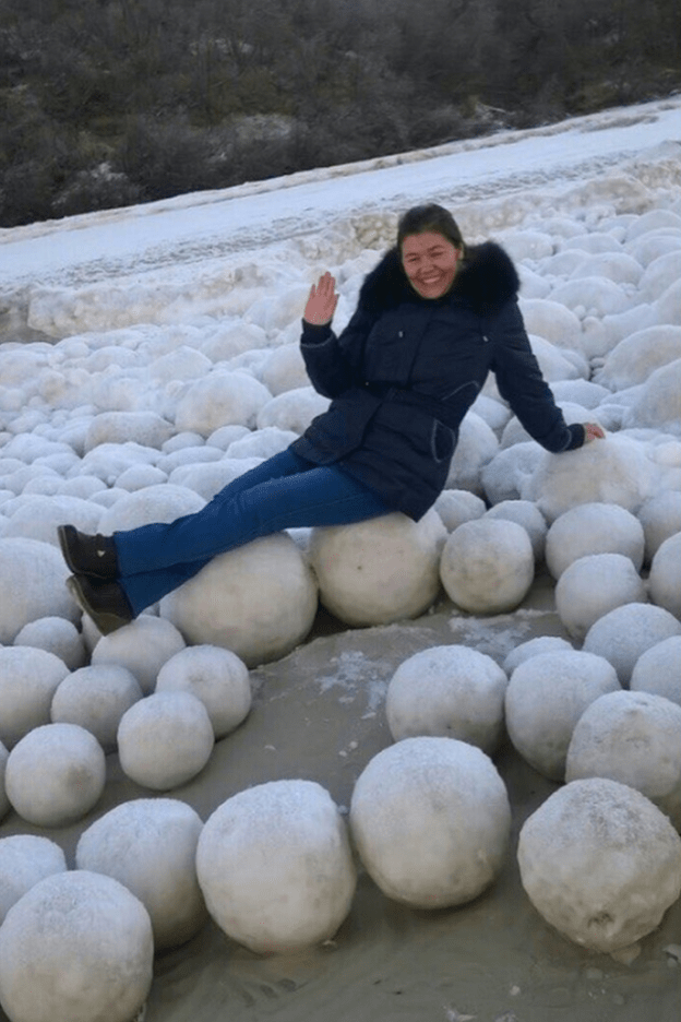 snowgirl_92287278_snowballs3